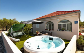Stunning home in Vela Luka with Jacuzzi and 2 Bedrooms